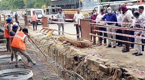 சென்னை மாநகராட்சி Vs ஒப்பந்ததாரர்கள் | பணிகளை முடிக்க Strike Rate; முடிக்காவிடில் Blacklist - அனல் பறந்த மழைநீர் வடிகால் கூட்டம் 