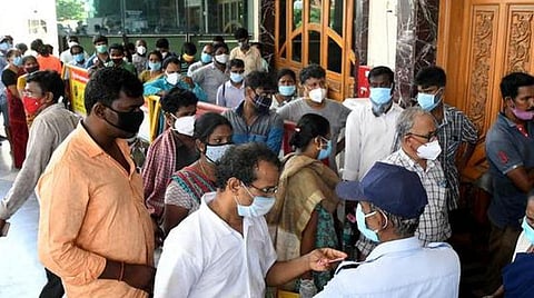 மீண்டும் அதிகரிக்கும் கரோனா | தமிழகம் உட்பட 7 மாநிலங்கள் தடுப்பூசி செலுத்துவதை தீவிரப்படுத்த மத்திய அரசு கடிதம்