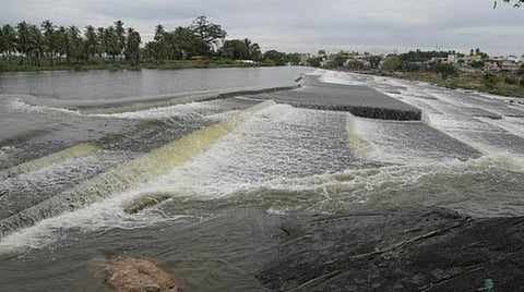 பவானி ஆற்று வெள்ளத்தில் சிக்கிய காதல் ஜோடியை மீட்ட தீயணைப்பு குழு