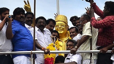 இபிஎஸ் பக்கம் டெண்டர் கம்பெனி; ஓபிஎஸ் பக்கம் தொண்டர் அணி: மதுரை ஓபிஎஸ் அணி மாவட்டச் செயலாளர் ஆவேசம்