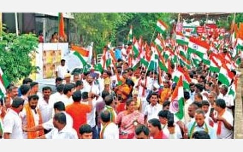 ஈரோட்டில் நேற்று பாஜக சார்பில் தேசியக் கொடி ஏந்திச் செல்லும் பேரணி நடைபெற்றது. இதில், மாநில தலைவர் அண்ணாமலை உள்ளிட்டோர் பங்கேற்றனர்.