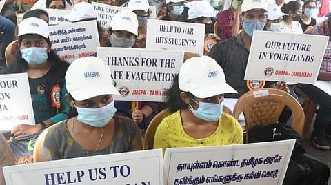 உக்ரைனிலிருந்து திரும்பிய மருத்துவ மாணவர்களை இந்திய மருத்துவக் கல்லூரிகளுக்கு இடமாற்றம் செய்ய விதிமுறைகள் எதுவும் இல்லை: மத்திய அரசு