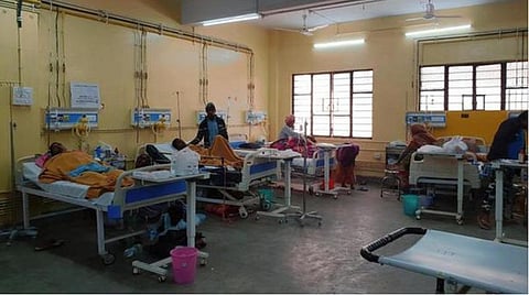 ஈரோட்டில் ‘சீல்’ வைக்கப்பட்ட தனியார் மருத்துவமனையின் உள் நோயாளிகள் வேறு மருத்துவமனைக்கு மாற்றம்