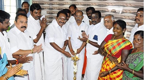 மதுரை மேற்கு சட்டப்பேரவைத் தொகுதிக்கு உட்பட்ட அச்சம்பத்து - புதுக்குளம் பகுதியில் தொகுதி மேம்பாடு நிதியில் கட்டப்பட்ட சமுதாய கூடத்தை செல்லூர் ராஜூ எம்எல்ஏ பொதுமக்கள் பயன்பாட்டிற்கு திறந்து வைத்தார். 