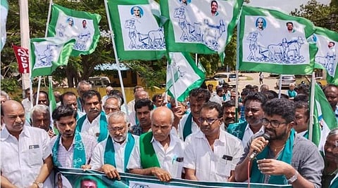 ஒட்டன்சத்திர நீர் திட்டத்துக்கு எதிர்ப்பு: பல்லடம் பொதுப்பணித் துறை அலுவலகத்தை முற்றுகையிட்ட விவசாயிகள்