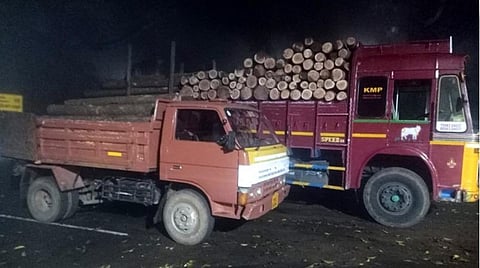 பறிமுதல் செய்யப்பட்ட கடத்தல் லாரிகள்