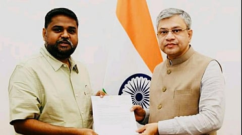 ரயில்வே துறை அமைச்சரிடம் கோரிக்கை மனு அளிக்கும் தர்மபுரி எம்பி செந்தில்குமார்