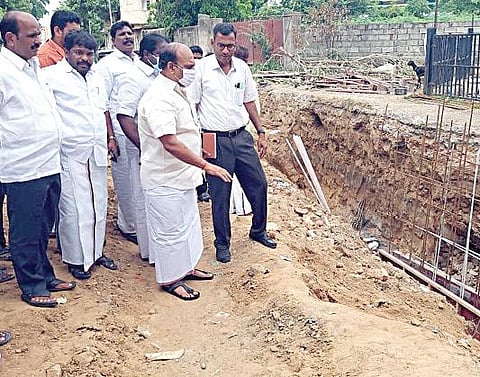 ஆலந்தூர் தொகுதியில் நடந்து வரும் மழைநீர் வடிகால்வாய் பணிகளை அமைச்சர் தா.மோ.அன்பரசன் ஆய்வு மேற்கொண்டார்.