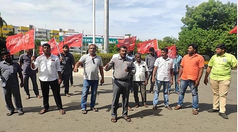 கரூர் ரயில் நிலைய சந்திப்பு (ஜங்ஷன்) முன்பு ஆர்ப்பாட்டத்தில் ஈடுபட்டுள்ள எஸ்ஆர்எம்யுவினர்.