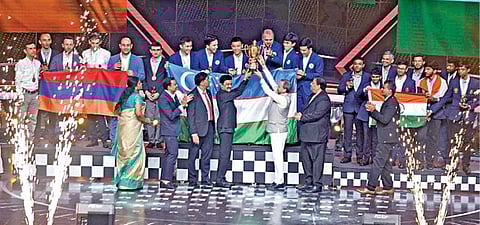 சென்னையில் நேற்று நடைபெற்ற சர்வதேச செஸ் ஒலிம்பியாட் நிறைவு விழாவில் ஓபன் பிரிவில் தங்கம், வெள்ளி, வெண்கலம் வென்ற உஸ்பெகிஸ்தான், அர்மேனியா மற்றும் இந்திய அணி வீரர்களுக்குப் கோப்பை வழங்கினார் முதல்வர் மு.க.ஸ்டாலின். உடன், சர்வதேச செஸ் கூட்டமைப்பு தலைவர் ஆர்கடி வோர்கோவிச்,  5 முறை உலக சாம்பியன் பட்டம் வென்ற விஸ்வநாதன் ஆனந்த்  உள்ளிட்டோர்.படங்கள்: ம.பிரபு 