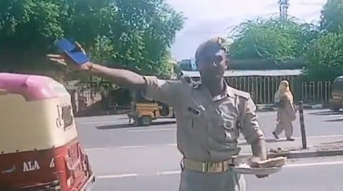 “விலங்குகள் கூட இந்த உணவை சாப்பிடாது” - கண்கலங்கிய உ.பி காவலர் | வைரல் வீடியோ