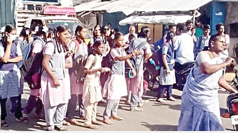 அரசு பேருந்தில் ஏறுவதற்கு மறுப்பு தெரிவிக்கப்பட்டதை கண்டித்து திருச்செங்கோடு - குமார பாளையம் சாலை கீழேரிப்பட்டியில் பள்ளி மாணவ, மாணவிகள் மறியலில் ஈடுபட்டனர்.