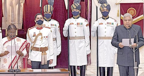 டெல்லியில் உள்ள குடியரசுத் தலைவர் மாளிகையில் நேற்று நடைபெற்ற நிகழ்ச்சியில் நாட்டின் 14-வது குடியரசு துணைத்தலைவராக ஜெகதீப் தன்கர் பதவியேற்றுக் கொண்டார். அவருக்கு குடியரசுத் தலைவர் திரவுபதி முர்மு பதவிப்பிரமாணம் செய்து வைத்தார்.