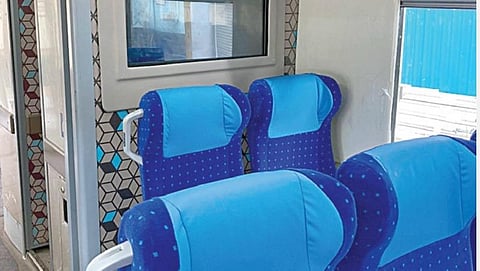 ஐ.சி.எஃப்-ல் தற்போது தயாரிக்கப்பட்டுள்ள மேம்படுத்தப்பட்ட வந்தே பாரத் ரயிலில் உள்புற தோற்றம்.