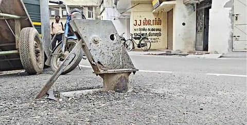 சேலம்  செவ்வாய்பேட்டை பகுதி அப்புசாமி தெருவில் போர்வெல் அடிபம்பை அகற்றாமல் தார் சாலை அமைக்கப்பட்டது. பின்னர் அடிபம்பு அகற்றப்பட்டது.