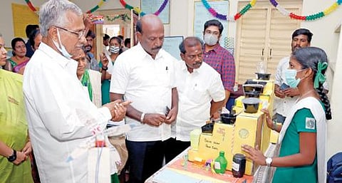 அறிவியல், கலை மற்றும் கைவினை பொருட்கள் கண்காட்சியை தமிழக மக்கள் நல்வாழ்வுத் துறை அமைச்சர் மா.சுப்பிரமணியன் தொடங்கிவைத்து மாணவர்களின் படைப்புகளை பார்வையிட்டார். உடன் சோழிங்கநல்லூர் சட்டப்பேரவை உறுப்பினர் எஸ்.அரவிந்த் ரமேஷ், சென்னை மாநகராட்சியின் 14-வது மண்டல தலைவர் எஸ்.வி.ரவிச்சந்திரன், பிரின்ஸ் கல்வி குழுமங்களின் தலைவர் கே.வாசுதேவன் உள்ளிட்டோர்.