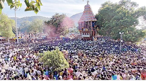 பக்தர்கள் வெள்ளத்தில் ஆடி அசைந்து வந்த தேர். படங்கள்: எஸ்.கிருஷ்ணமூர்த்தி