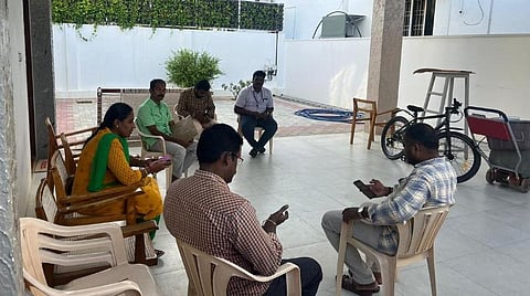 நாமக்கல் அசோக் நகரில் லஞ்ச ஒழிப்புத் துறை போலீஸார் சோதனை மேற்கொண்ட அதிமுக முன்னாள் எம்எல்ஏ கே.பி.பி.பாஸ்கரின் வீடு.