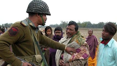 இந்தியாவுக்குள் அத்துமீறி நுழைந்த வங்கதேசத்தினர் 10 பேரை திருப்பி அனுப்பிய போலீஸார்