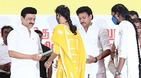 பெண்கள் பட்டம் வாங்கியதுடன் நிறுத்திக் கொள்ளாமல் தகுதியான பணிகளை தேர்ந்தெடுத்து பணியாற்ற வேண்டும் - முதல்வர் அறிவுரை