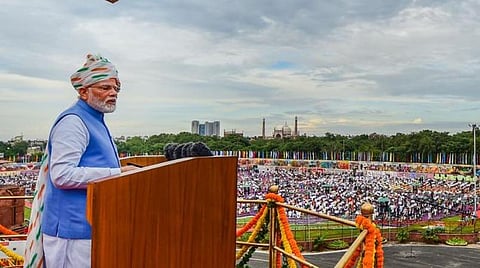 சுதந்திர தின உரை | டெலி பிராம்ப்டரை தவிர்த்துவிட்டு காகித குறிப்புகளை பயன்படுத்திய பிரதமர் மோடி
