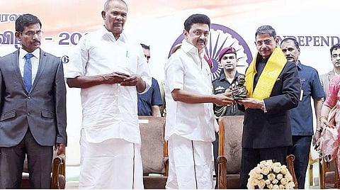 சுதந்திர தினத்தை முன்னிட்டு நேற்று மாலை சென்னை ஆளுநர் மாளிகையில் நடைபெற்ற தேநீர் விருந்தில், ஆளுநர் ஆர்.என்.ரவிக்கு சால்வை அணிவித்து நினைவுப் பரிசாக மகாத்மா காந்தி சிலையை வழங்குகிறார் முதல்வர் மு.க.ஸ்டாலின். உடன், சென்னை உயர் நீதிமன்ற தலைமை நீதிபதி முனீஷ்வர்நாத் பண்டாரி, பேரவைத் தலைவர் மு.அப்பாவு, தலைமைச் செயலர் வெ.இறையன்பு, ஆளுநரின் துணைவியார் லட்சுமி ரவி உள்ளிட்டோர்.