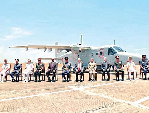 இந்தியா சார்பில் இலங்கை கடற்படைக்கு ‘டோர்னியர் 228'  கடல்சார் கண்காணிப்பு விமானம் நேற்று வழங்கப்பட்டது. காட்டுநாயக்க விமானப் படை தளத்தில் நடந்த விழாவில் இலங்கை அதிபர் ரணில் விக்ரம சிங்க, இலங்கைக்கான இந்திய தூதர் கோபால் பாக்லே மற்றும் இருநாட்டு கடற்படை மூத்த அதிகாரிகள் பங்கேற்றனர். படம்: பிடிஐ