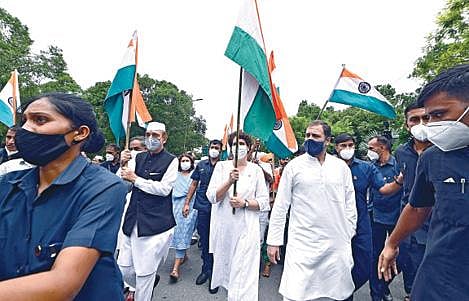 சுதந்திர தினத்தை முன்னிட்டு நாடு முழுவதும் காங்கிரஸ் கட்சி சிறப்பு யாத்திரை நடத்தி வந்தது. டெல்லியில் நேற்று காங்கிரஸ் நடத்திய சிறப்பு யாத்திரையில் முன்னாள் தலைவர் ராகுல் காந்தி, பொதுச் செயலாளர் பிரியங்கா காந்தி வதேரா, மூத்த தலைவர் குலாம் நபி ஆசாத் உள்ளிட்டோர் பங்கேற்றனர். படம்: பிடிஐ