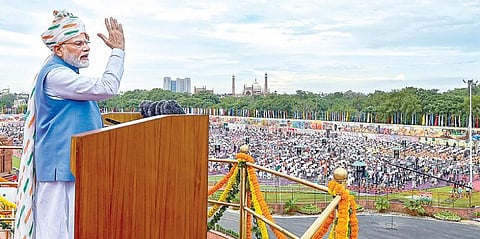 டெல்லியில் உள்ள செங்கோட்டையில் சுதந்திர தின அமுதப் பெருவிழாவை முன்னிட்டு பிரதமர் நரேந்திர மோடி தேசியக் கொடியை ஏற்றி வைத்து நாட்டு மக்களுக்கு உரையாற்றினார். படம்: பிடிஐ