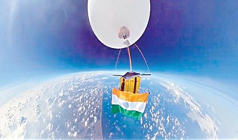 பூமியில் இருந்து 30 கி.மீ. உயரத்தில் பறக்கும் தேசிய கொடி.