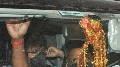 ‘வாரிசு’ ஷூட்டிங் இடைவெளியில் திரையரங்கில் படம் பார்த்த விஜய் - வைரல் புகைப்படம்