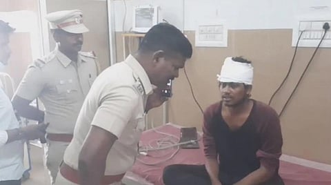 திருவள்ளூர் அருகே ஏகாட்டூர் ரயில் நிலையத்தில் கத்தி, அரிவாள்களுடன் மோதிக் கொண்ட இரு கல்லூரி மாணவர்களால் பரபரப்பு