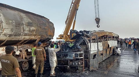 பாகிஸ்தானில் பேருந்து, டேங்கர் லாரி மோதி தீப்பிடித்தில் 20 பேர் உயிரிழப்பு