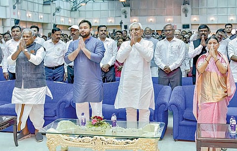 பிஹார் அமைச்சரவை நேற்று விரிவுபடுத்தப்பட்டது. புதிதாக பதவியேற்ற அமைச்சர்களுடன் முதல்வர் நிதிஷ் குமார்,  துணை முதல்வர் தேஜஸ்வி யாதவ், இந்துஸ்தான் அவாம் மோர்ச்சா கட்சியின் ஜிதன் ராம் மாஞ்சி, ராஷ்ட்டிரிய ஜனதா தள தலைவர் ராப்ரி தேவி ஆகியோர். படம்: பிடிஐ.