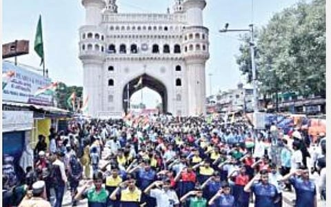 தெலங்கானா மாநிலம் முழுவதும் நேற்று காலை சரியாக 11.30 மணிக்கு தேசிய கீதம் ஒலிக்கப்பட்டது. அப்போது, பொதுமக்கள் தங்கள் வேலைகளை விட்டுவிட்டு இருந்த இடத்திலேயே எழுந்து நின்று தேசிய கீதத்துக்கு மரியாதை செலுத்தினர்.