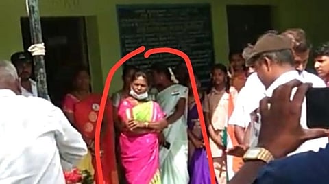 தேசியக் கொடியை ஏற்ற மறுத்து ஒதுங்கி நின்ற அரசுப் பள்ளி தலைமை ஆசிரியர்