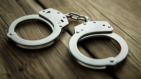 ஈரோடு | கத்தியைக் காட்டி மிரட்டி தலைமுடியை திருடிய 2 பேர் கைது