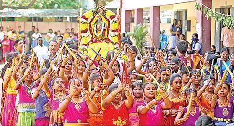 கிருஷ்ண ஜெயந்தியையொட்டி, சென்னை கொளத்தூரில் உள்ள ஜெய்கோபால் கரோடியா, விவேகானந்தா வித்யாலயா பள்ளி வளாகத்தில் நேற்று கிருஷ்ணர் ஊர்வலம் நடந்தது. இதில் ராதை போல வேடமிட்டு, கோலாட்டம் ஆடியபடி பங்கேற்ற மாணவிகள்.படம்: ம.பிரபு