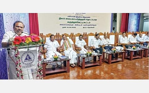 நெய்வேலியில் என்எல்சி இந்தியா நிறுவனம் சார்பில் நடந்த நிலம் கையகப்படுத்துதல் தொடர்பான கருத்துக் கேட்பு கூட்டத்தில் அமைச்சர் சி.வெ. கணேசன் பேசினார். உடன் மாவட்ட ஆட்சியர் பாலசுப்ரமணியம் மற்றும் என்எல்சி அதிகாரிகள்