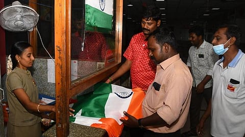 அஞ்சலகங்களில் 8.7 லட்சம் தேசியக் கொடிகள் விற்பனை