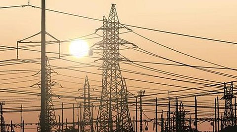 ரூ.5,085 கோடி பாக்கி வைத்திருப்பதால் தமிழகம், ஆந்திரா உட்பட 13 மாநிலங்கள் மின்சாரம் வாங்க, விற்க மத்திய அரசு தடை