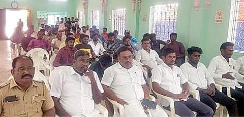 மாமல்லபுரத்தில் விநாயகர் சதுர்த்தியை முன்னிட்டு அரசின் வழிகாட்டுதல்கள் குறித்து இந்து அமைப்புகள் - போலீஸார் இடையே ஆலோசனை கூட்டம் நடைபெற்றது.