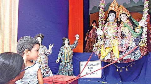 கிருஷ்ண ஜெயந்தியையொட்டி, சென்னை மயிலாப்பூரில் உள்ள கவுடியா மடத்தில் அமைக்கப்பட்டிருந்த கிருஷ்ணர் கண்காட்சியை குழந்தைகள் கண்டு ரசித்தனர். படம்: ம.பிரபு