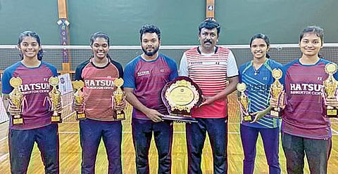 திருப்பூரில் நடைபெற்ற தமிழ்நாடு ஜூனியர் ரேங்கிங் பாட்மிண்டன் தொடரில் தங்கப் பதக்கம் வென்ற ஹட்சன் பாட்மிண்டன் பயிற்சி மையத்தைச் சேர்ந்த வீரர், வீராங்கனைகள்.