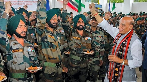 மணிப்பூர்  பயணம் மேற்கொண்டுள்ள பாதுகாப்புத்துறை அமைச்சர் ராஜ்நாத் சிங், தலைநகர் இம்பாலில் அசாம் ரைபிள்ஸ் படைப்பிரிவினரை நேற்று சந்தித்து பேசினார். படம்: பிடிஐ