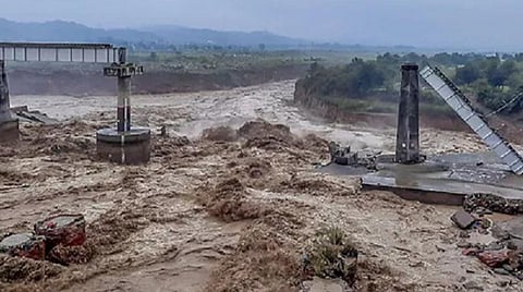 இமாச்சலப் பிரதேச வெள்ளம், நிலச்சரிவில் சிக்கி 22 பேர் உயிரிழப்பு