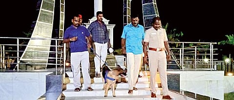 மேட்டூர் அணைக்கு வெடிகுண்டு மிரட்டல் விடுக்கப்பட்டதையடுத்து, மோப்ப நாய் உதவியுடன் அணைப் பகுதியில் சோதனை மேற்கொண்ட போலீஸார் மற்றும் வெடிகுண்டு தடுப்பு நிபுணர்கள்.