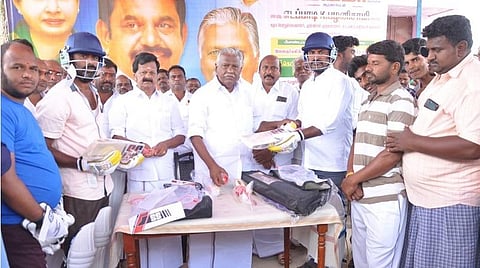 கிருஷ்ணகிரி மாவட்டம் வேப்பனப்பள்ளி சட்டமன்ற தொகுதிக்குட்பட்ட புளியஞ்சேரி கிராமத்தில் நடந்த நிகழ்ச்சியில் இளைஞர்களுக்கு விளையாட்டு உபகரணங்களை கே.பி.முனுசாமி எம்எல்ஏ வழங்கினார்.