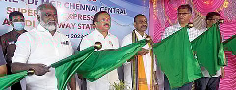 மங்களூரூ - சென்னை சென்ட்ரல் விரைவு ரயில், ஆவடி ரயில் நிலையத்தில் நின்று செல்லும் சேவையை மத்திய வெளியுறவு இணை அமைச்சர் முரளிதரன் நேற்று தொடங்கி வைத்தார். உடன் மத்திய மீன்வளத் துறை இணை அமைச்சர் எல்.முருகன், சென்னை மண்டல ரயில்வே மேலாளர் கணேஷ், பொன்னேரி எம்எல்ஏ துரை.சந்திரசேகர் ஆகியோர்.