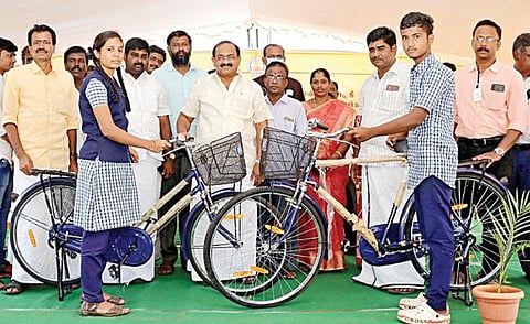 ஒட்டன்சத்திரம் தொகுதி தாழையூத்து அரசு மேல்நிலைப் பள்ளியில் நடைபெற்ற விழாவில் உணவுத்துறை அமைச்சர் அர.சக்கரபாணி மாணவர்களுக்கு இலவச சைக்கிள்களை வழங்கினார்.